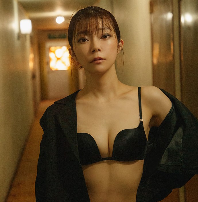 ランジェリー姿で「磨き上げた美ボディ」を披露！人気声優・伊瀬茉莉也の1st写真集から誌面カットが公開