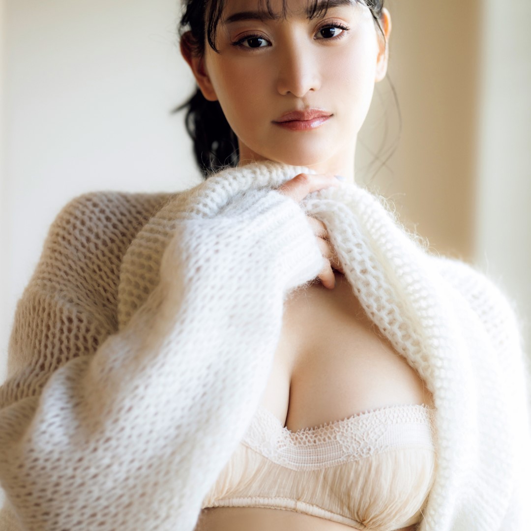 「濡れたランジェリー姿」を大胆に披露！永尾まりやが週刊誌のグラビアページに登場