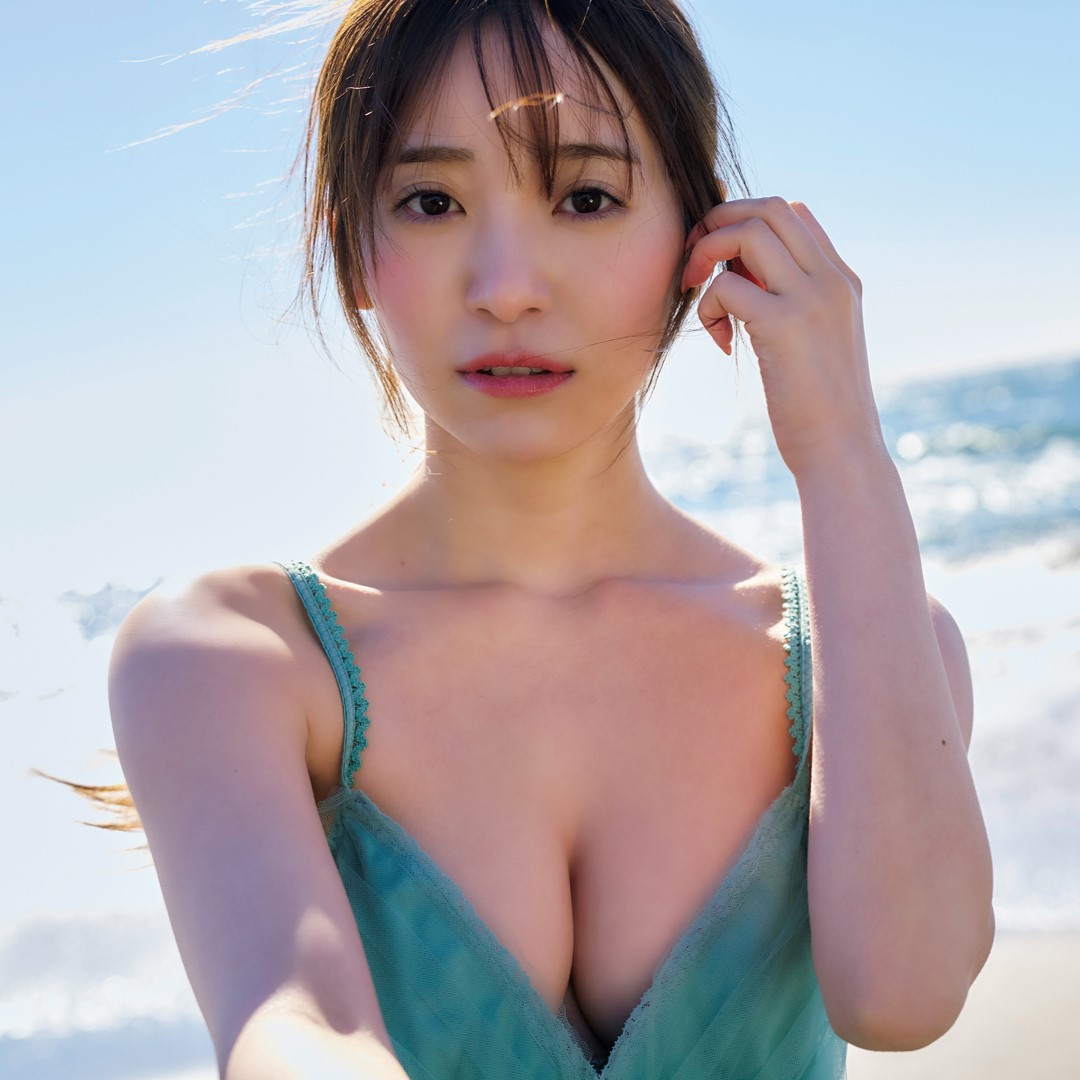 バスルームで「濡れたランジェリー姿」を見せる！かとゆりが週刊誌のグラビアページに登場