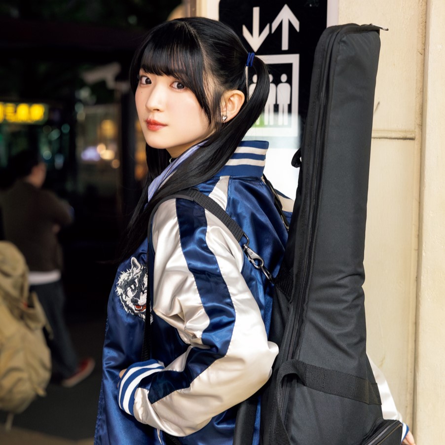 かわいい「スカジャンコーデ姿」にトキメキ！声優・進藤あまねが週刊誌のグラビアページに登場