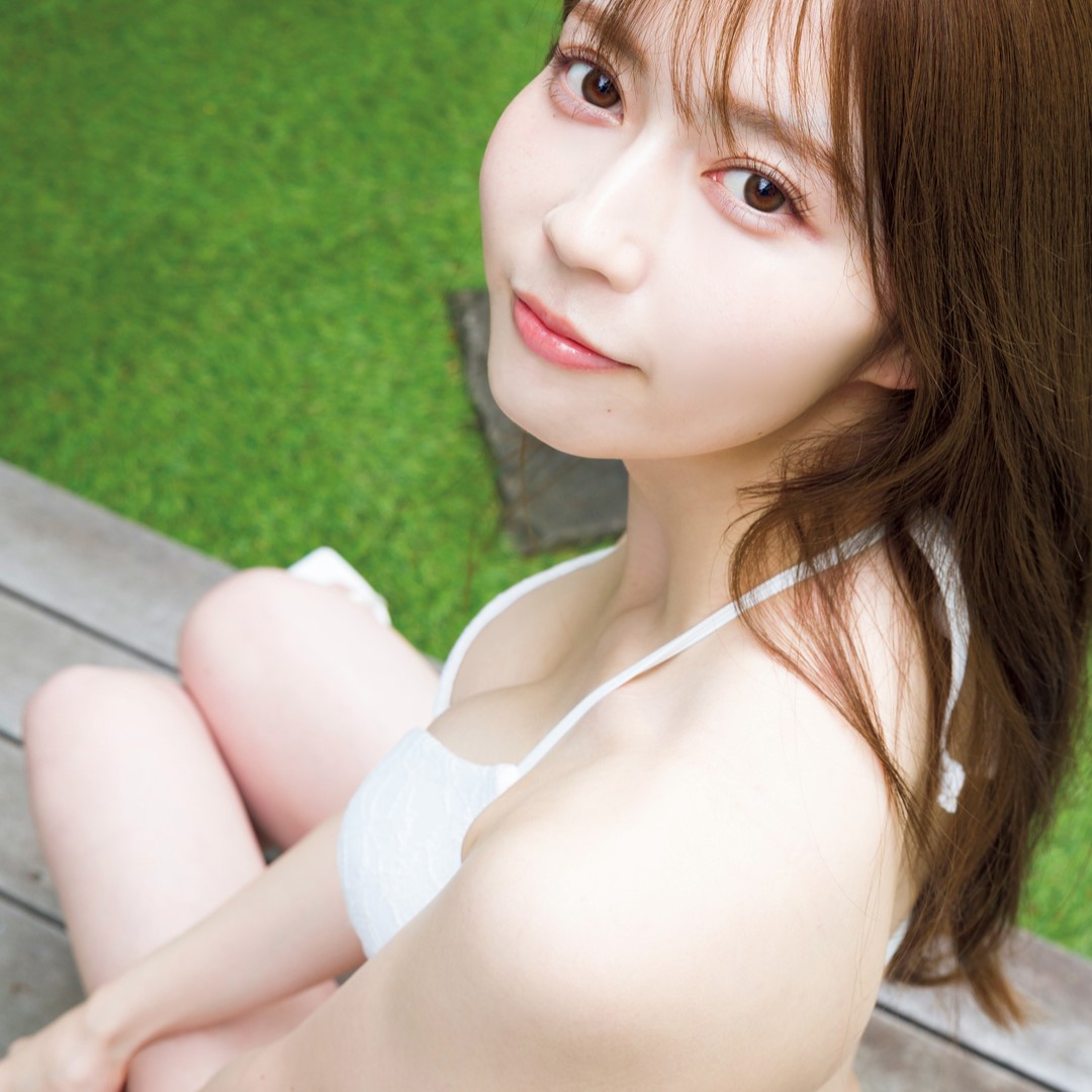 初めて披露した「水着姿」がたまらない！水瀬さららが週刊誌のグラビアページに登場