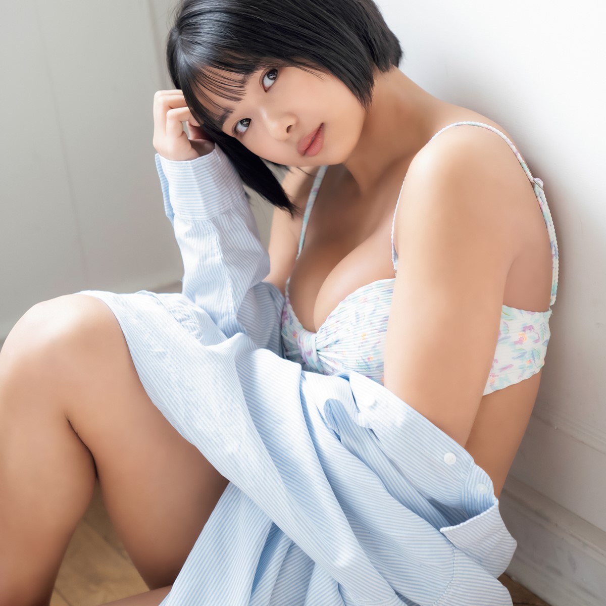 「たわわな胸」を強調した極上のカットも！桑島海空が少年誌の表紙と巻頭グラビアに登場