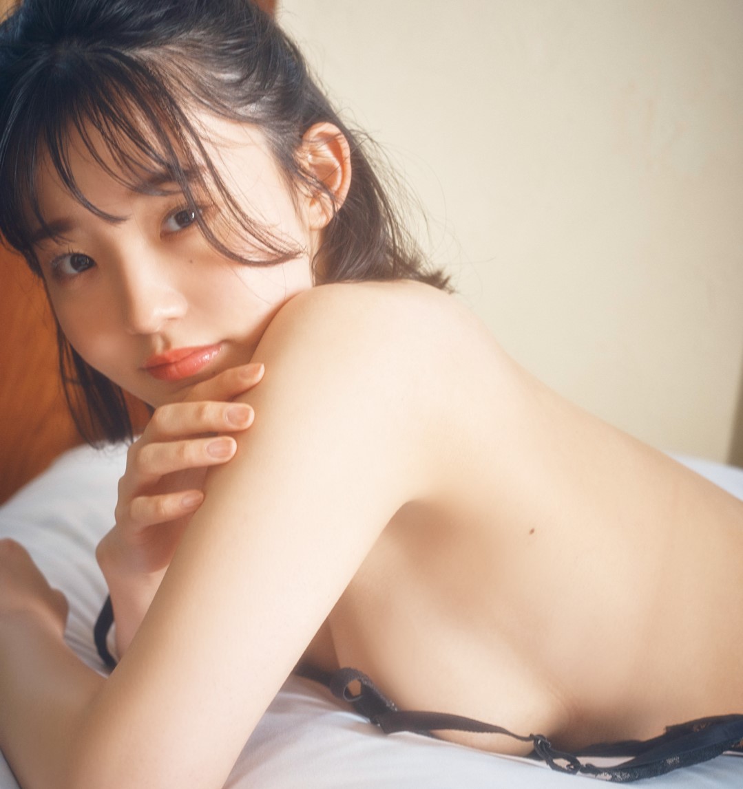 「黒いランジェリー」を着て大人な姿を見せる!花咲ひよりが週刊誌のグラビアページに登場