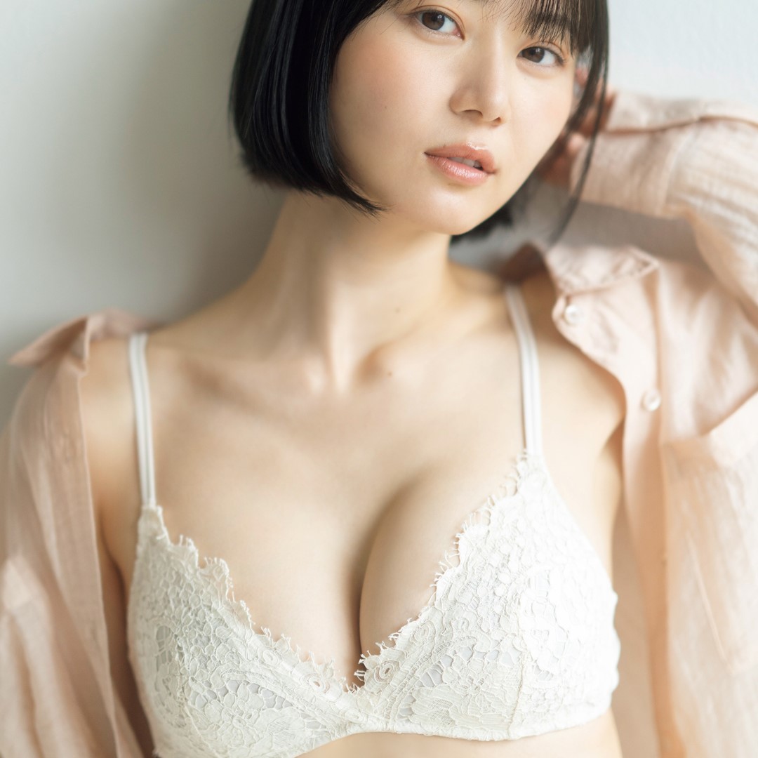 「胸の谷間」を強調したランジェリーカットも！いけちゃんが週刊誌のグラビアページに登場