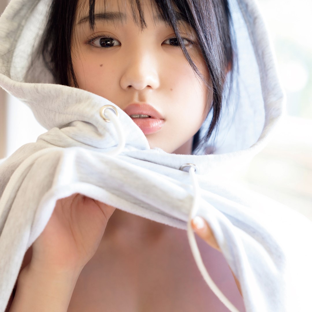 「胸の谷間くっきり」のセクシーカットも！矢野ななかが週刊誌のグラビアページに登場