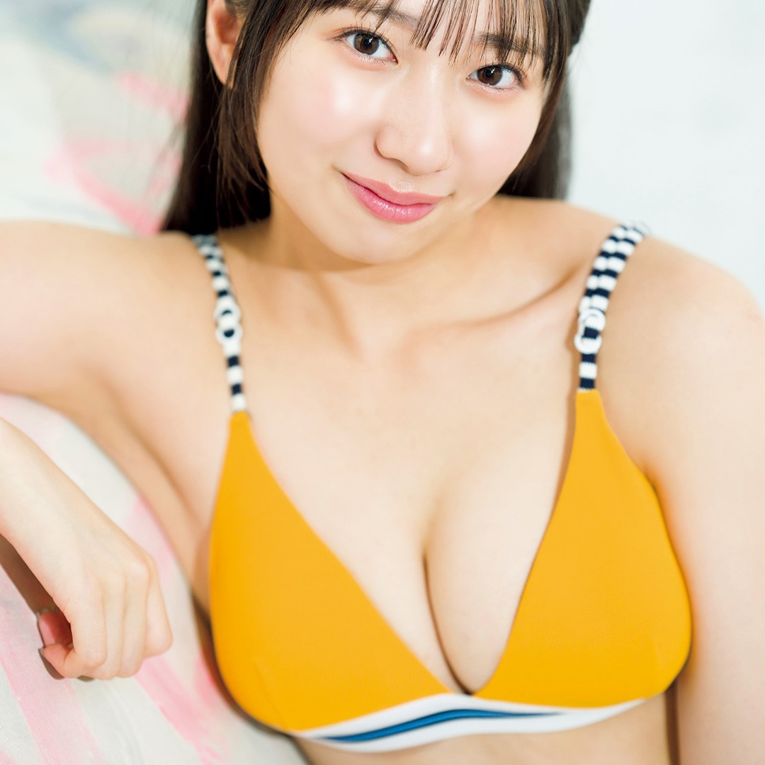 「たわわな胸」に目が釘付け！谷乃愛が週刊誌のグラビアページに登場