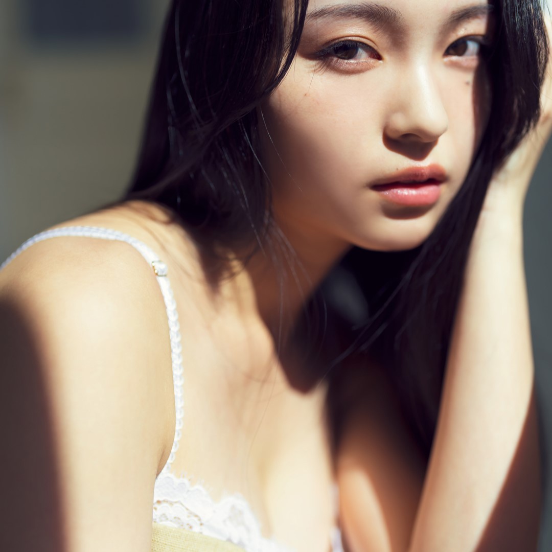 ハミ出しそうな「魅惑の水着姿」を見せる！桐原美月が週刊誌のグラビアページに登場