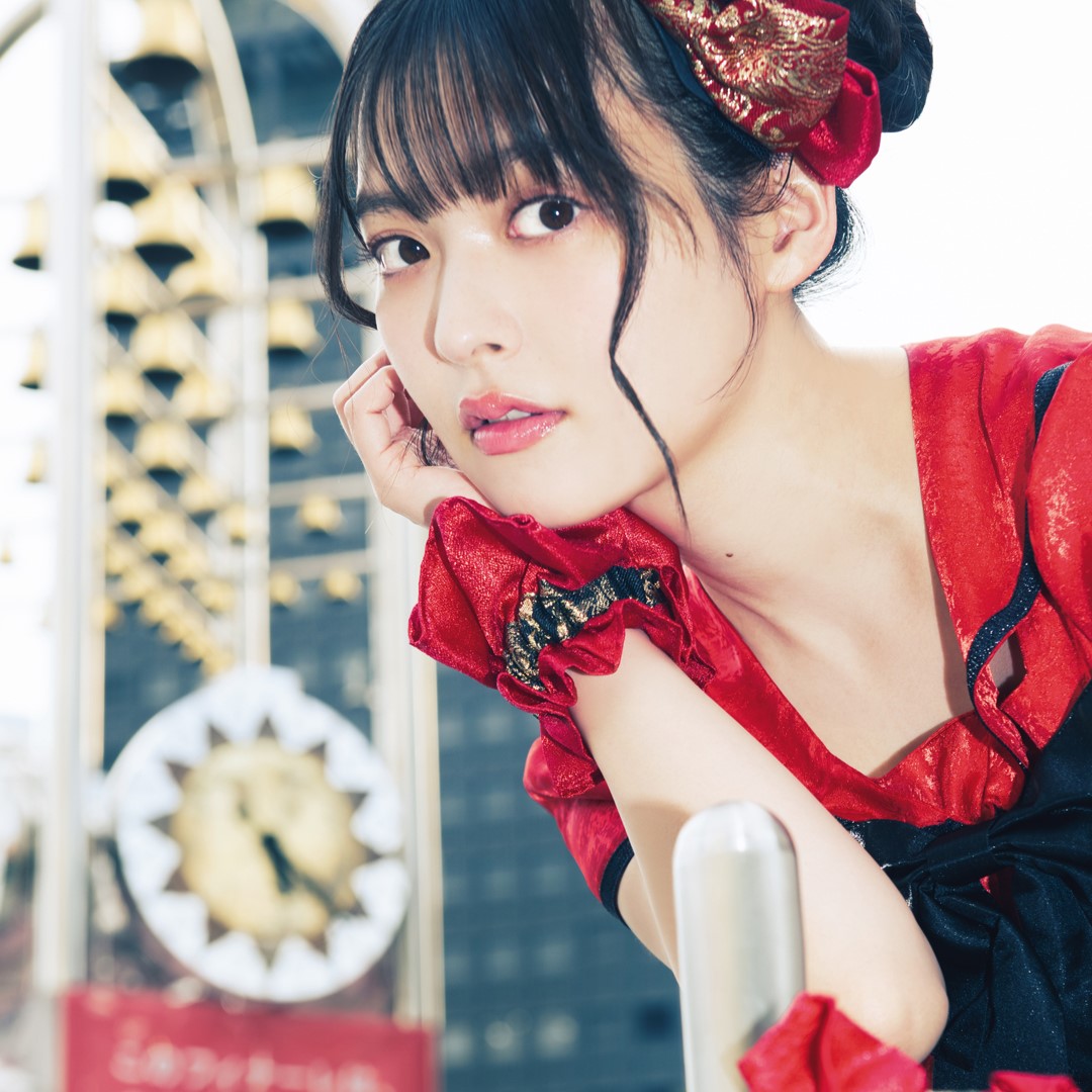 「10周年の美貌」に目が釘付け！上坂すみれが週刊誌のグラビアページに登場