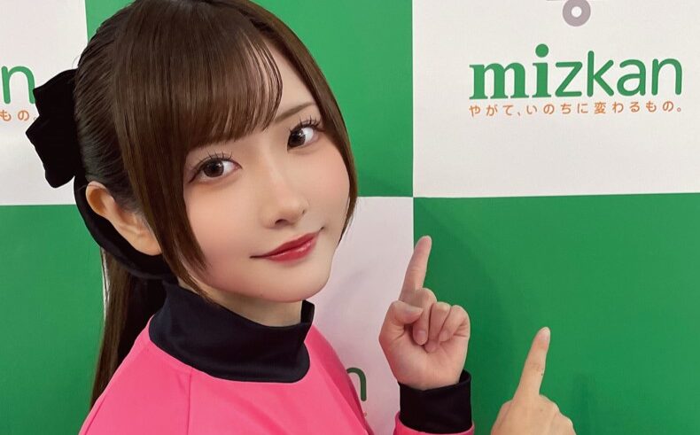 すみれおじさん「ゴルフは幅広い世代を繋ぐ素晴らしいスポーツ」 キュートなウェア姿で大会のプレゼンターを務める